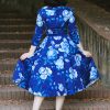 Blaues Swing-Kleid mit Blumenmuster – Bild 4