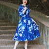 Blaues Swing-Kleid mit Blumenmuster – Bild 2