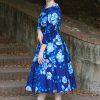 Blaues Swing-Kleid mit Blumenmuster – Bild 3